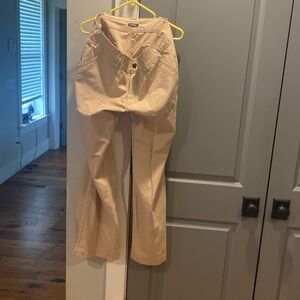 Low rise, wide leg, kaki pants.